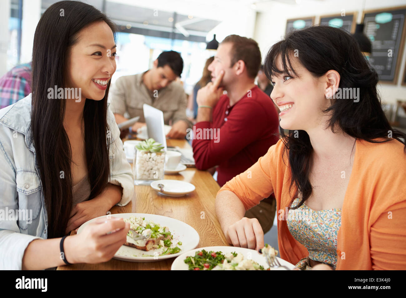Zwei Freundinnen Freunde treffen zum Mittagessen im Café Stockfoto