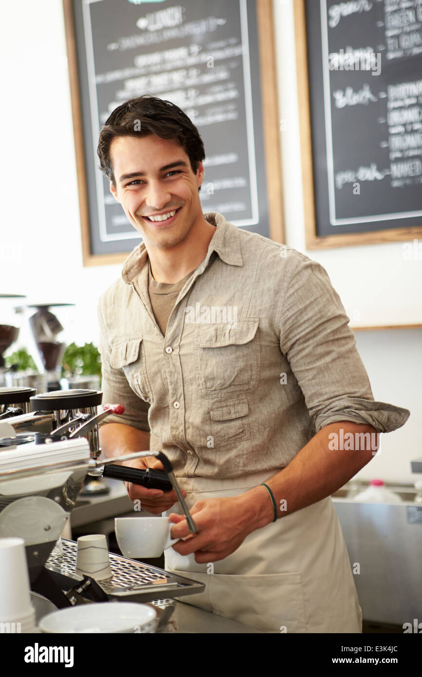 Männliche Besitzer des Café Stockfoto