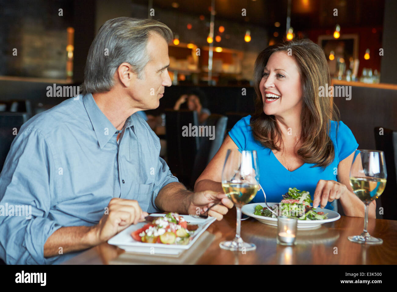 Älteres Paar genießen Mahlzeit im Restaurant unter freiem Himmel Stockfoto
