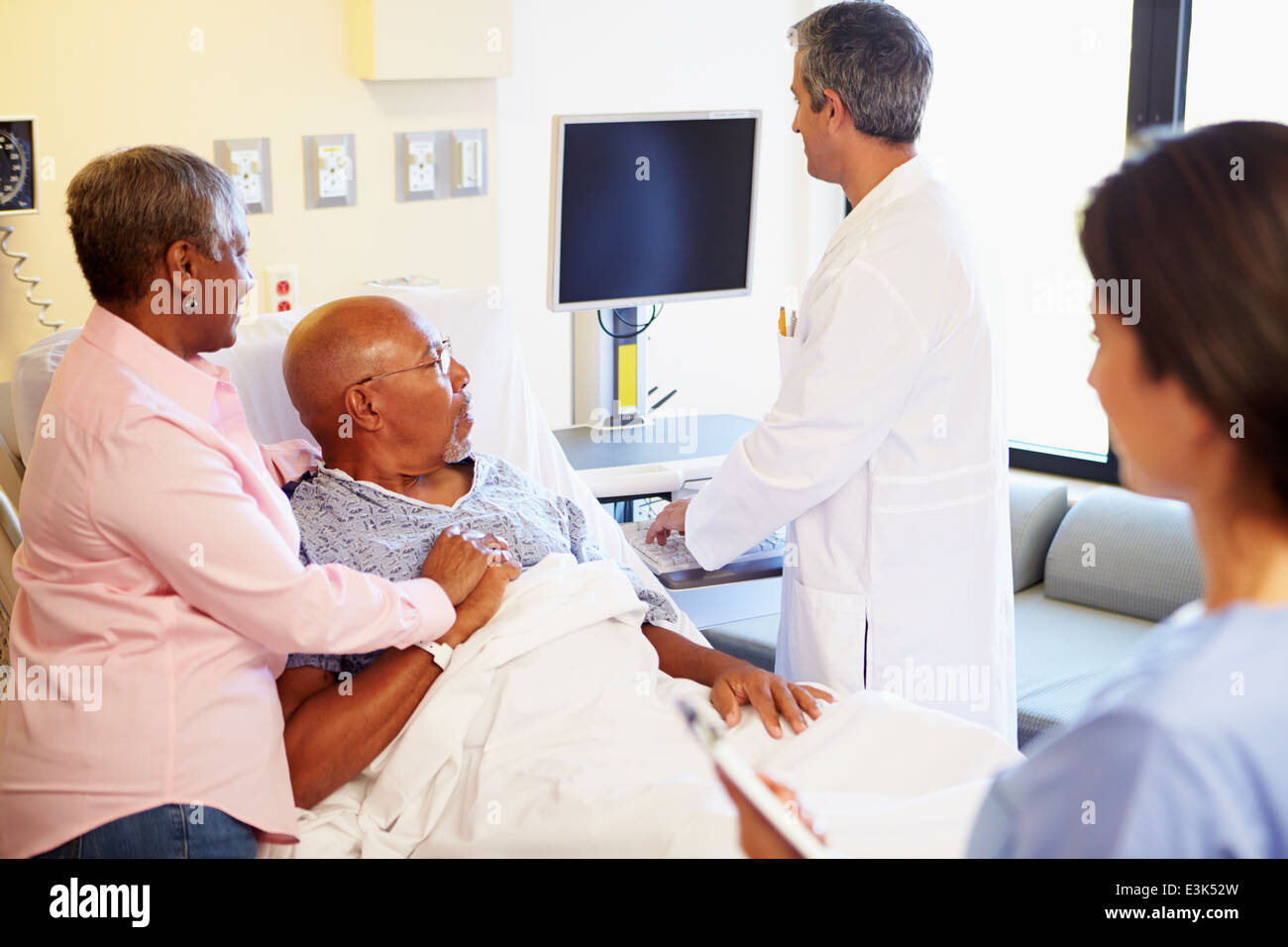 Medizinisches Team Treffen mit leitenden paar im Krankenzimmer Stockfoto