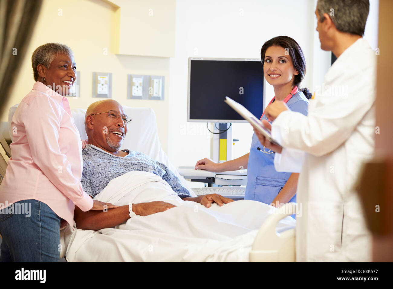 Medizinisches Team Treffen mit leitenden paar im Krankenzimmer Stockfoto