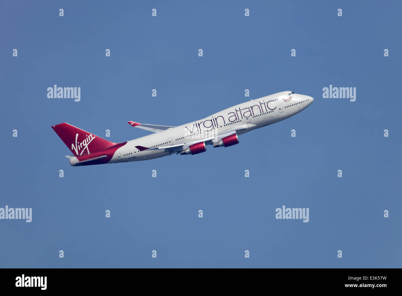 Virgin Atlantic Boeing 747-400 G-VROC Mustang Sally in metallic Rot Lackierung Klettern vom Flughafen Heathrow entfernt Stockfoto