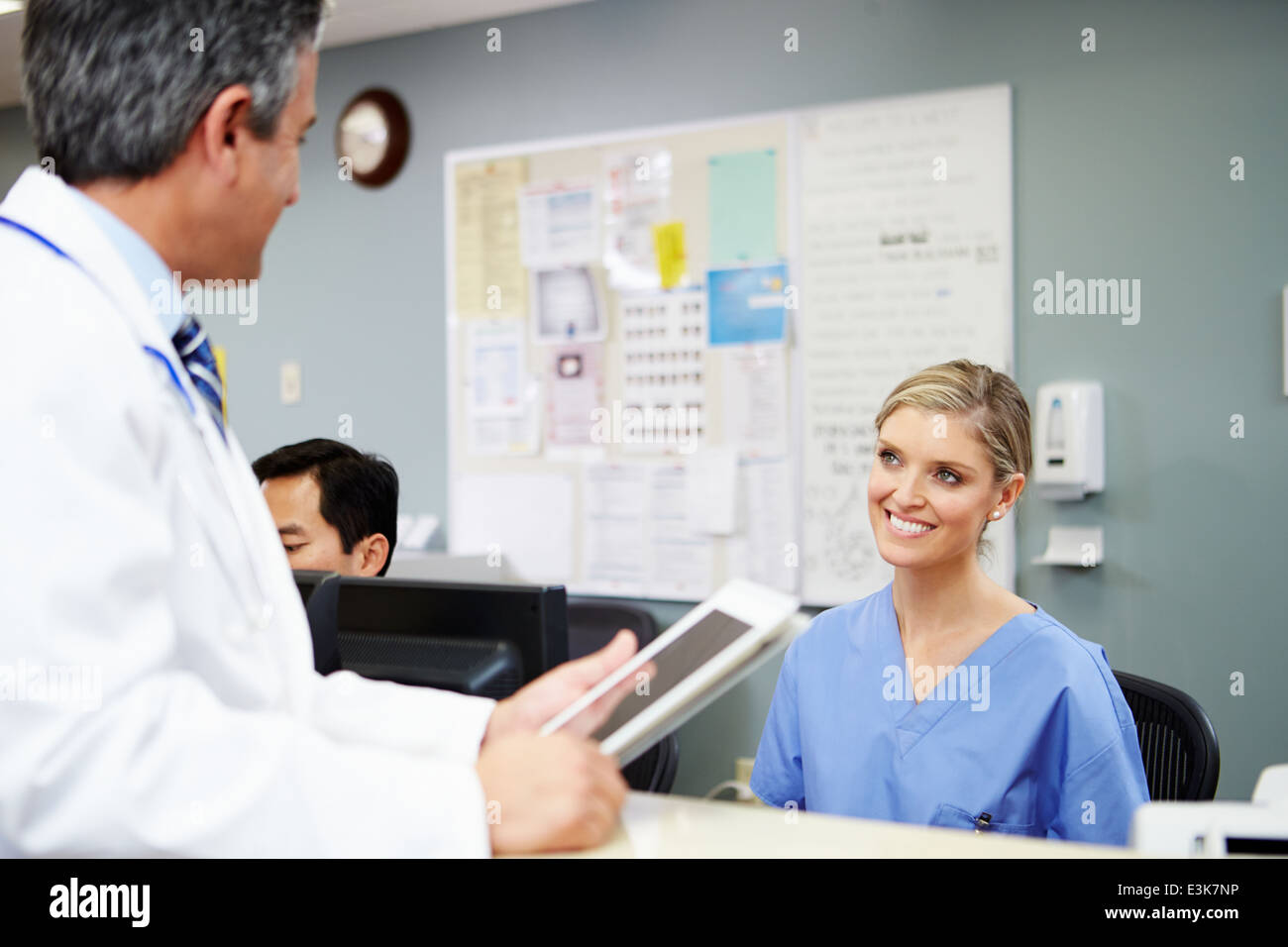 Arzt im Gespräch mit Krankenschwester Krankenschwestern Bahnhof Stockfoto