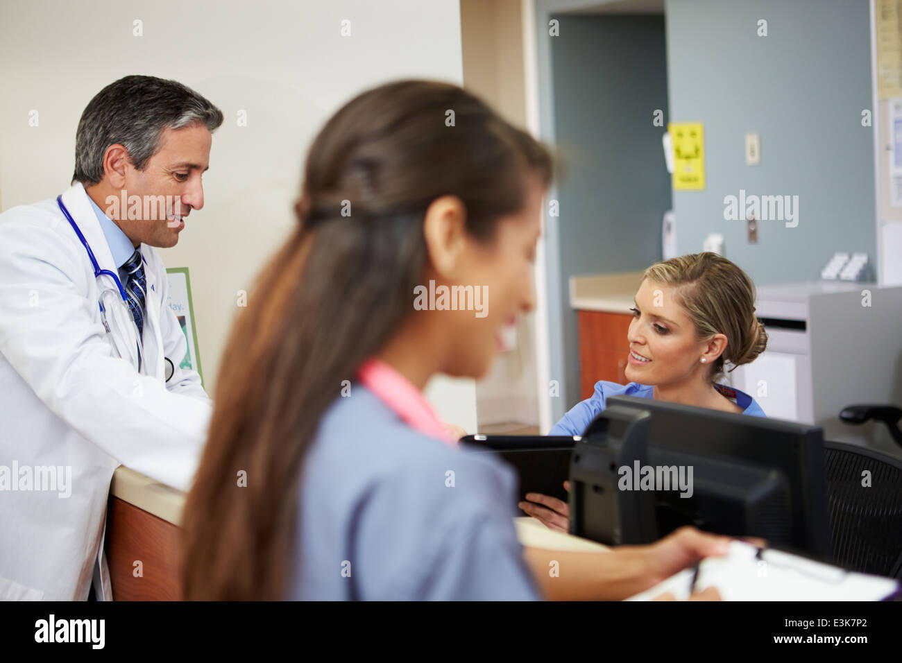Medizinisches Personal treffen an Krankenschwestern Station Stockfoto
