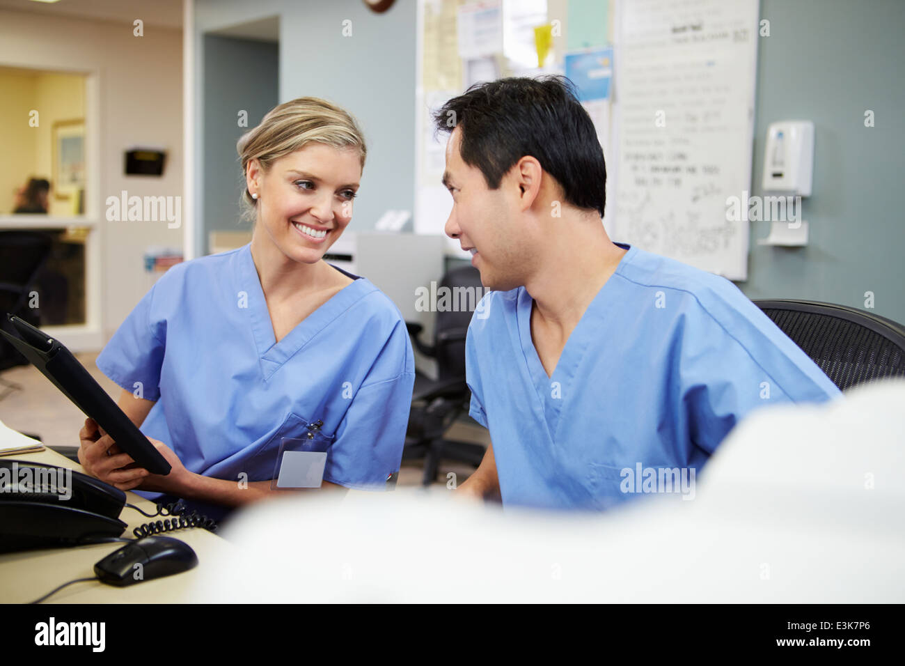 Männliche und weibliche Krankenschwester arbeiten bei Krankenschwestern Station Stockfoto