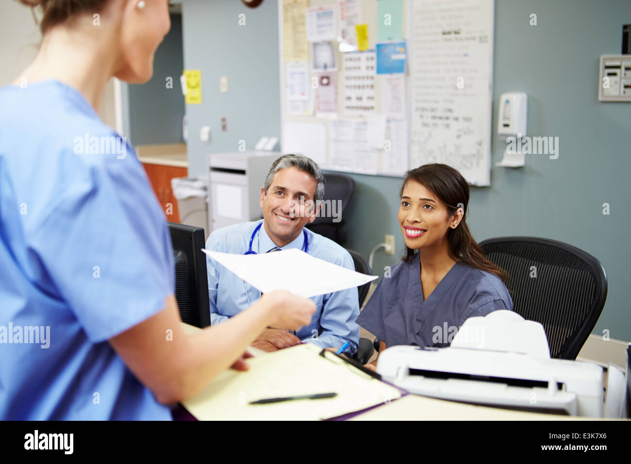 Medizinisches Personal treffen an Krankenschwestern Station Stockfoto