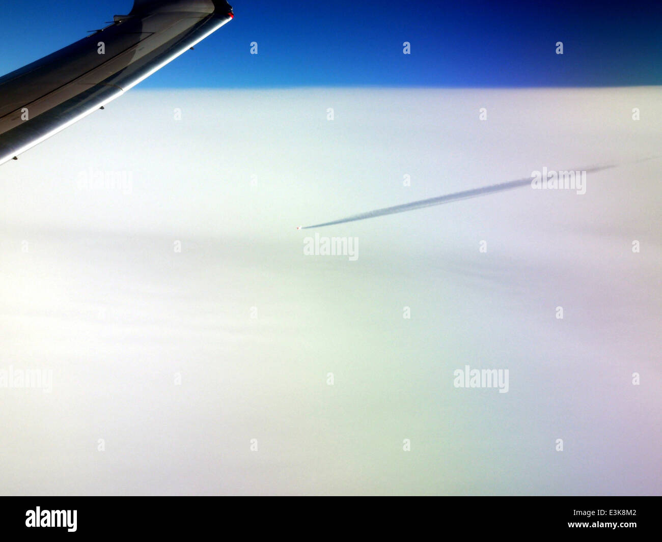 Flugzeuge und Kondensstreifen bei ca. 32000ft über Baden-Baden, pic3 Stockfoto