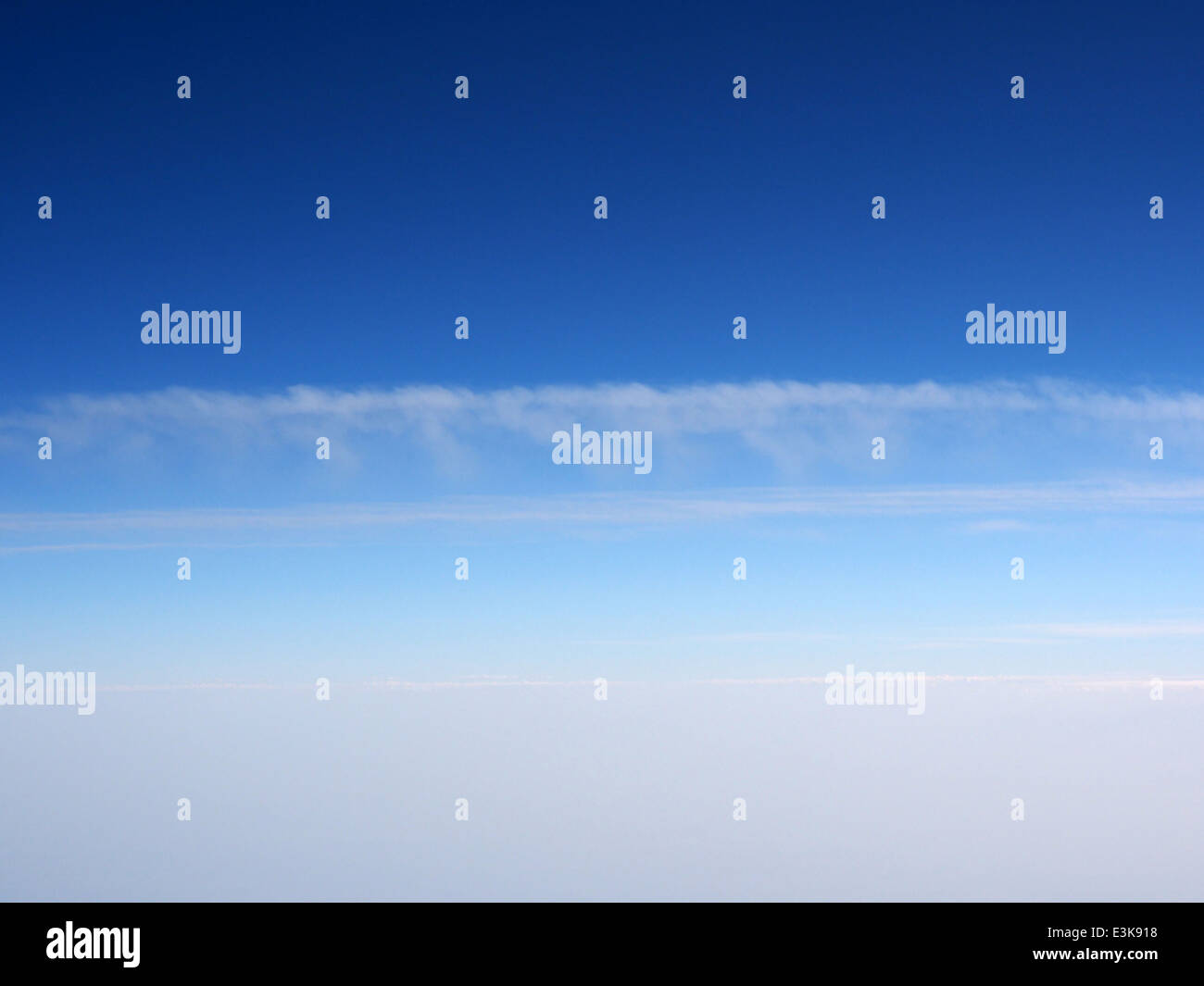 Flugzeuge und Kondensstreifen bei ca. 32000ft über Baden-Baden, pic5 Stockfoto