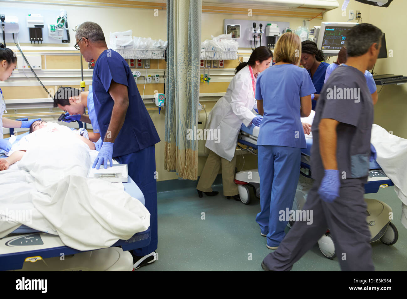 Ärzteteam arbeiten am Patienten In der Notaufnahme Stockfoto