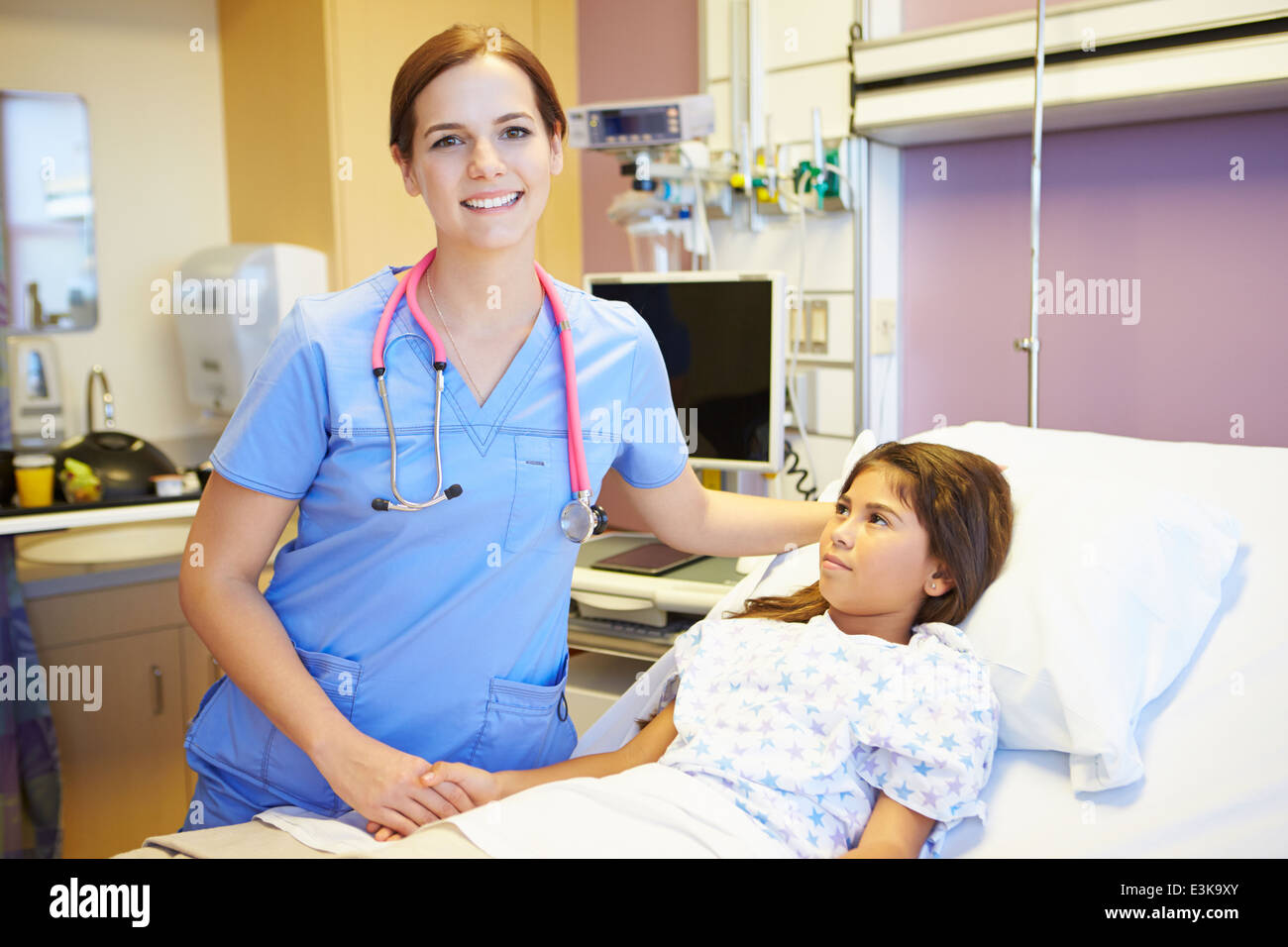 Junge Mädchen sprechen, Weiblich Krankenschwester im Krankenzimmer Stockfoto
