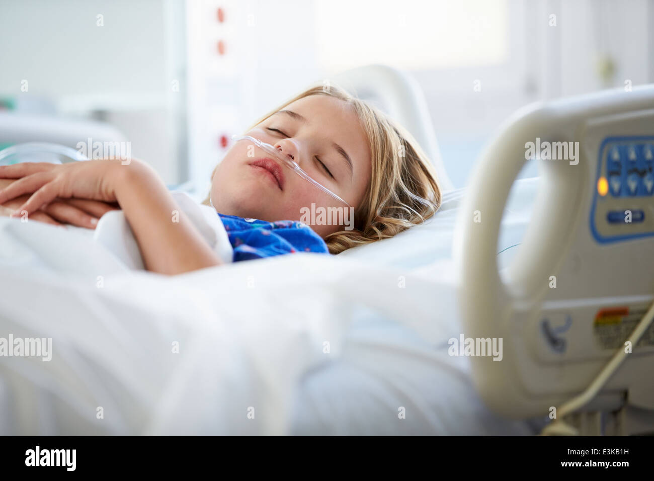 Junge Mädchen schläft auf Intensivstation Stockfoto