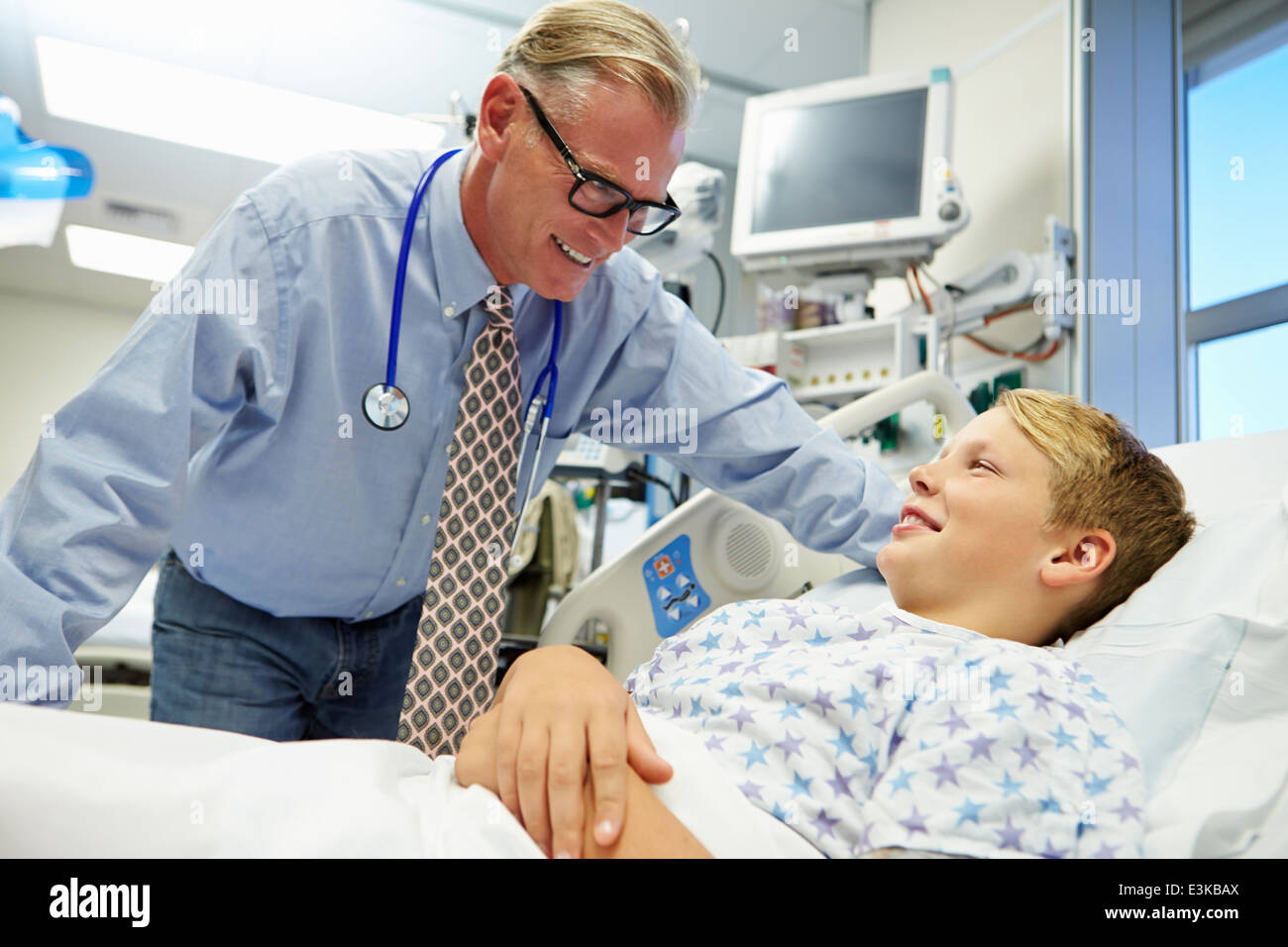 Junge im Gespräch mit männlichen Berater In Emergency Room Stockfoto