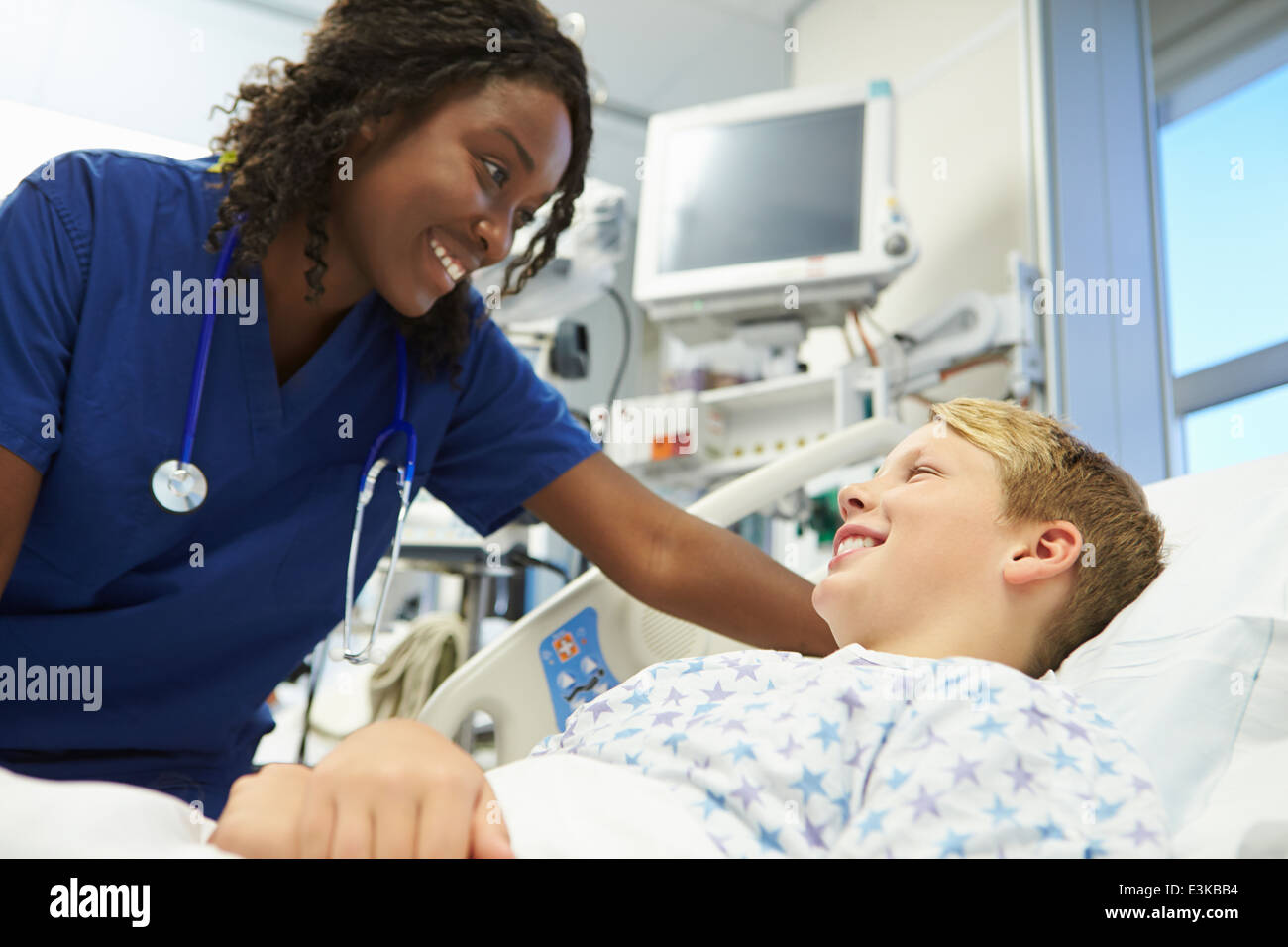 Junge, Weiblich Krankenschwester In der Notaufnahme im Gespräch Stockfoto