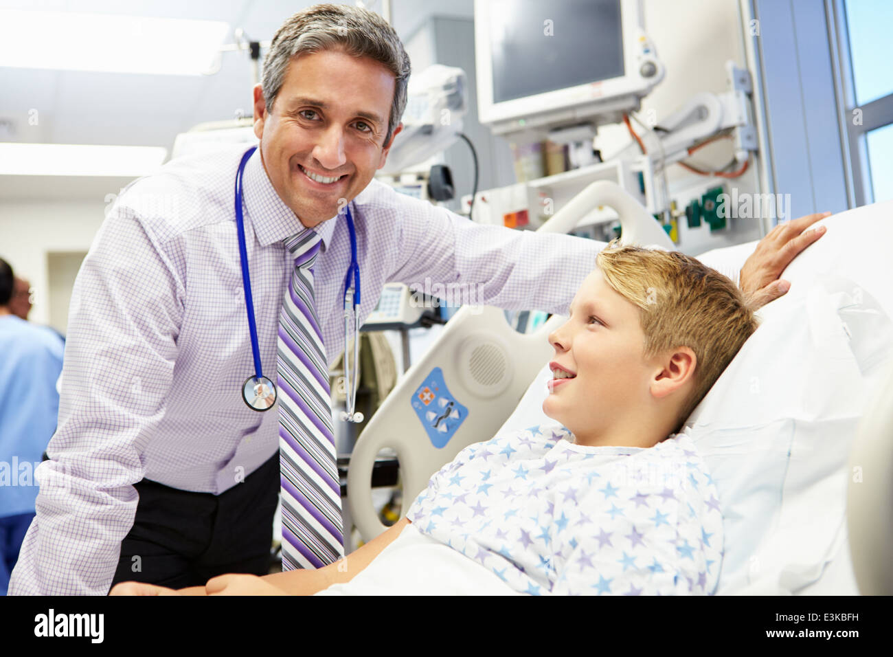 Junge im Gespräch mit männlichen Berater In Emergency Room Stockfoto