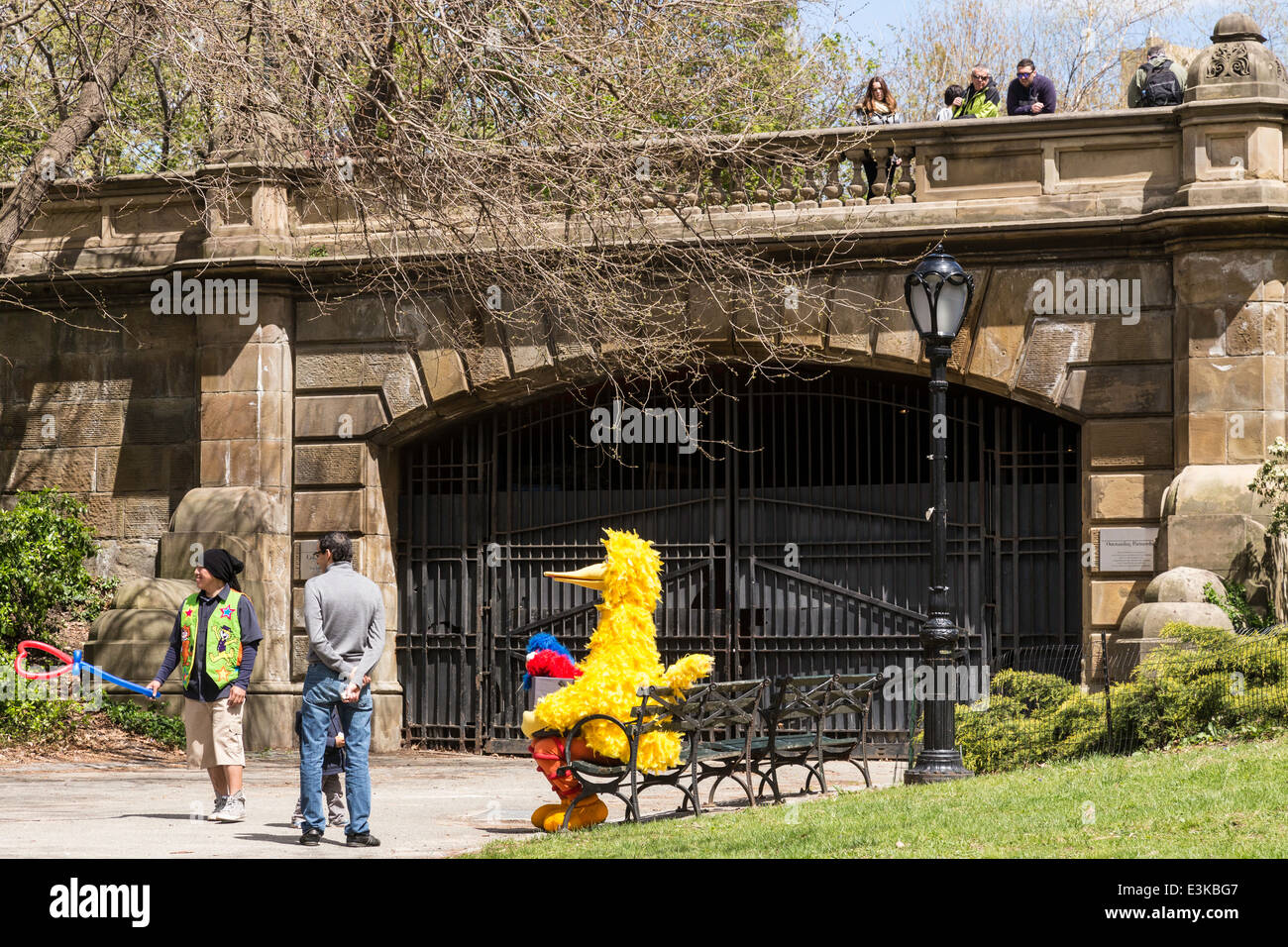 Große Vogel Charakter Entertainer sitzen auf einer Bank, Central Park, New York, USA Stockfoto