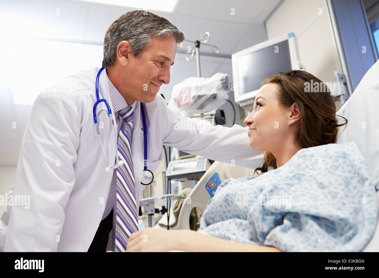 Patientin zu männlichen Arzt In der Notaufnahme im Gespräch Stockfoto Patientin zu männlichen Arzt In der Notaufnahme im Gespräch Stockfoto