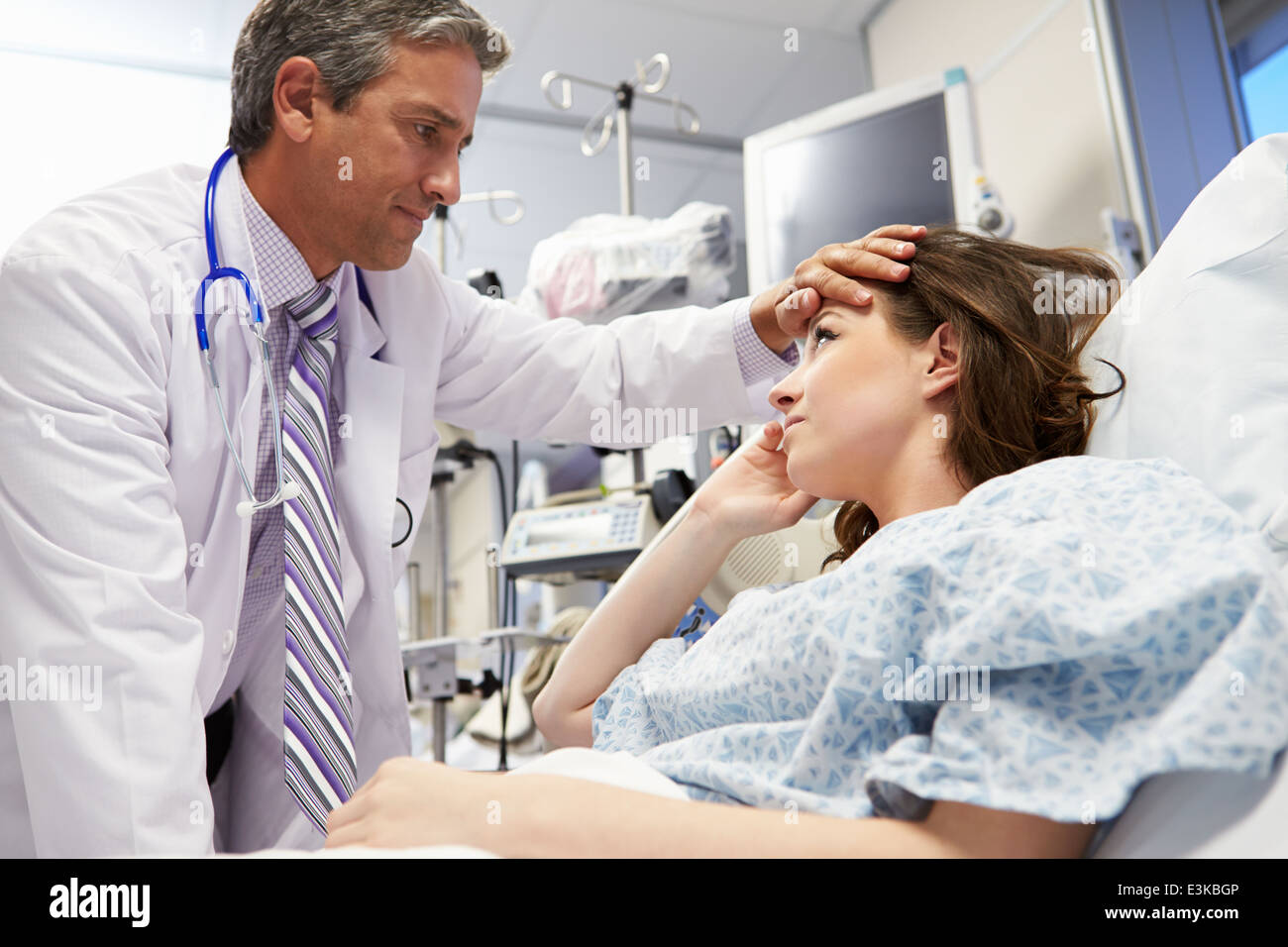 Männlichen Arzt untersucht die Patientin In Emergency Room Stockfoto Männlichen Arzt untersucht die Patientin In Emergency Room Stockfoto