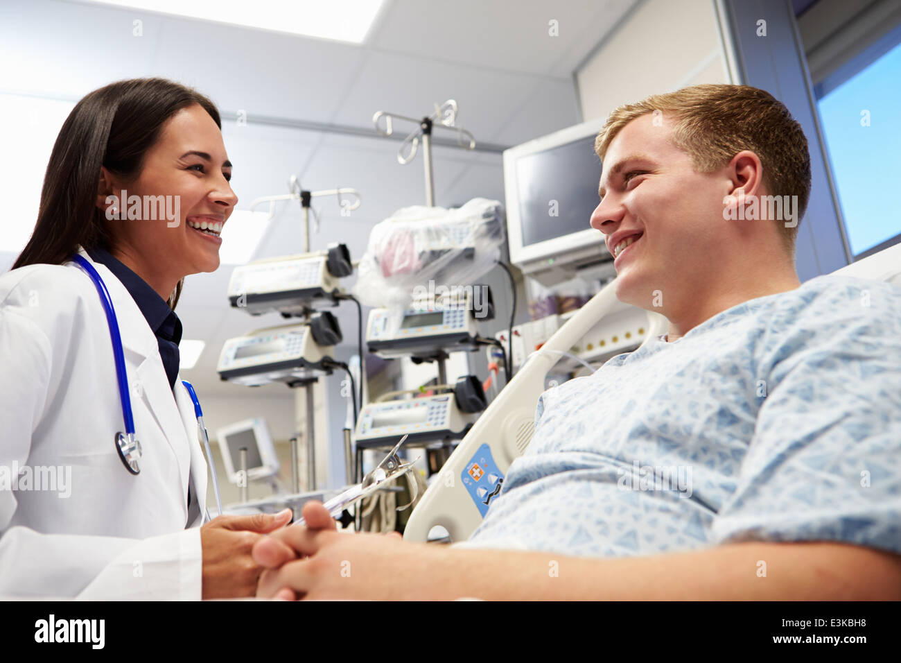 Junge männliche Patienten mit weiblichen Arzt In der Notaufnahme Stockfoto Junge männliche Patienten mit weiblichen Arzt In der Notaufnahme Stockfoto