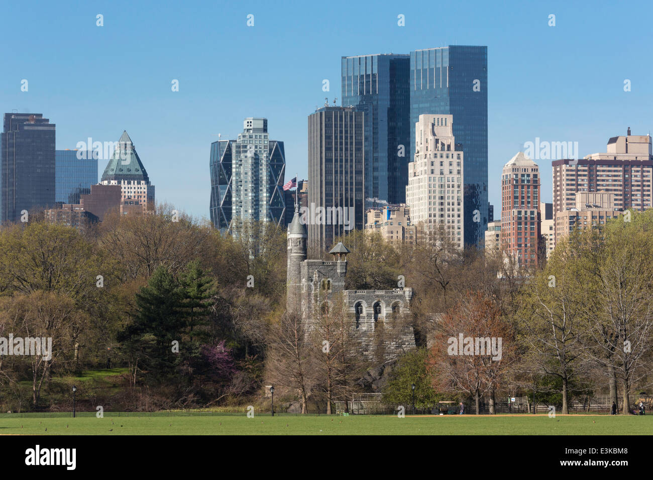 Schloss Belvedere und Skyline von Midtown, Central Park, New York Stockfoto