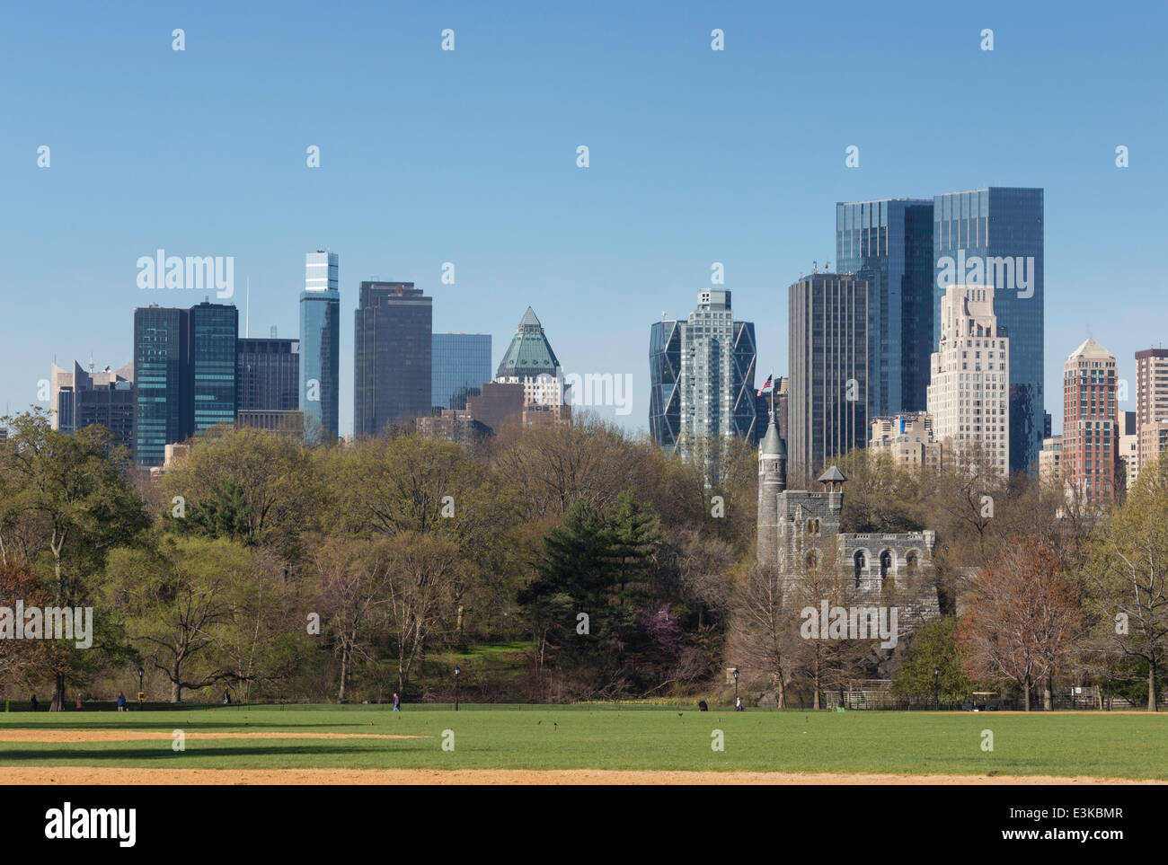Schloss Belvedere und Skyline von Midtown West, Central Park, New York Stockfoto