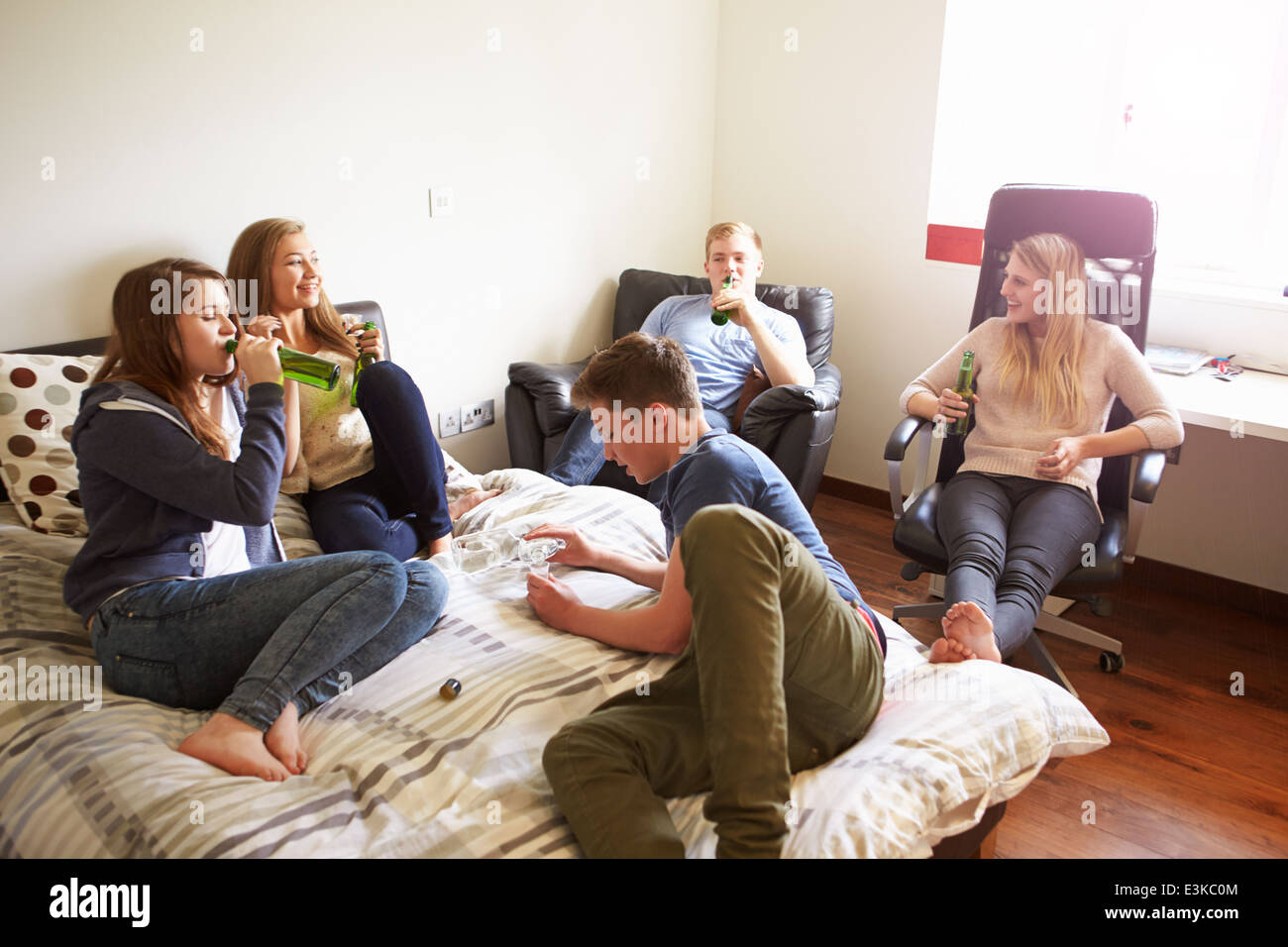 Gruppe von Jugendlichen, die Alkohol In Schlafzimmer Stockfoto