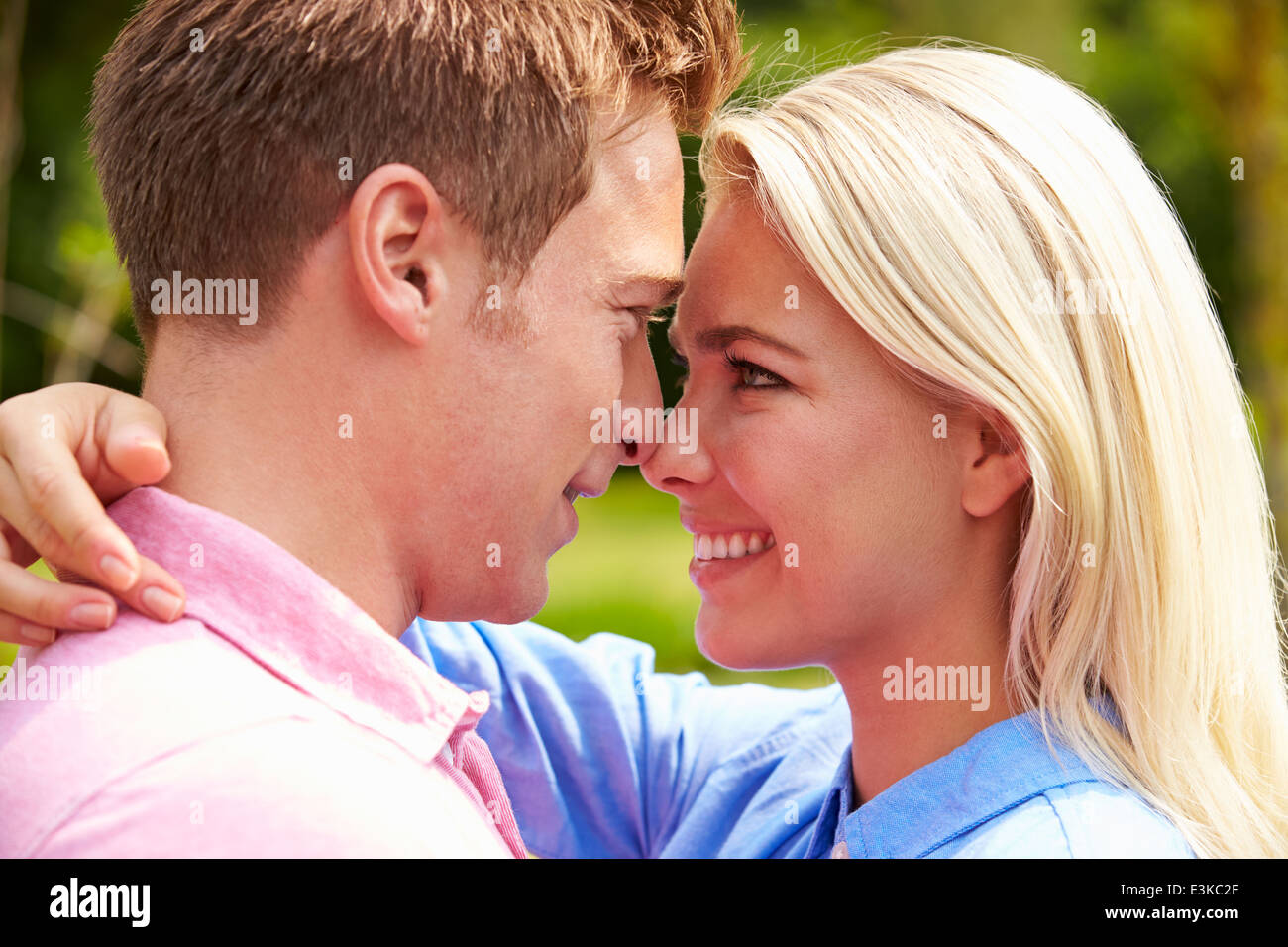 Romantische junges Paar umarmt im Garten Stockfoto