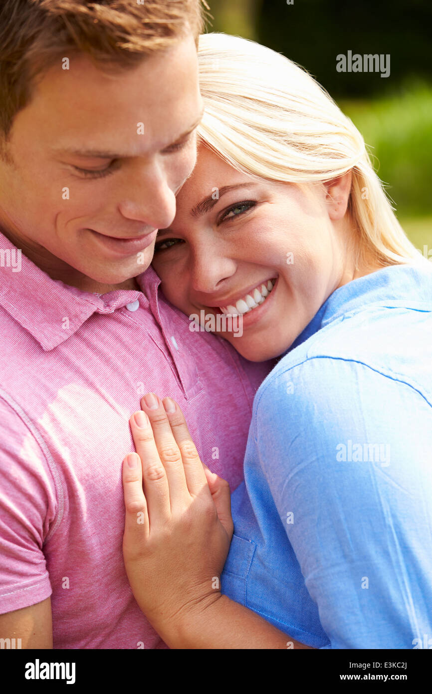 Romantische junges Paar umarmt im Garten Stockfoto
