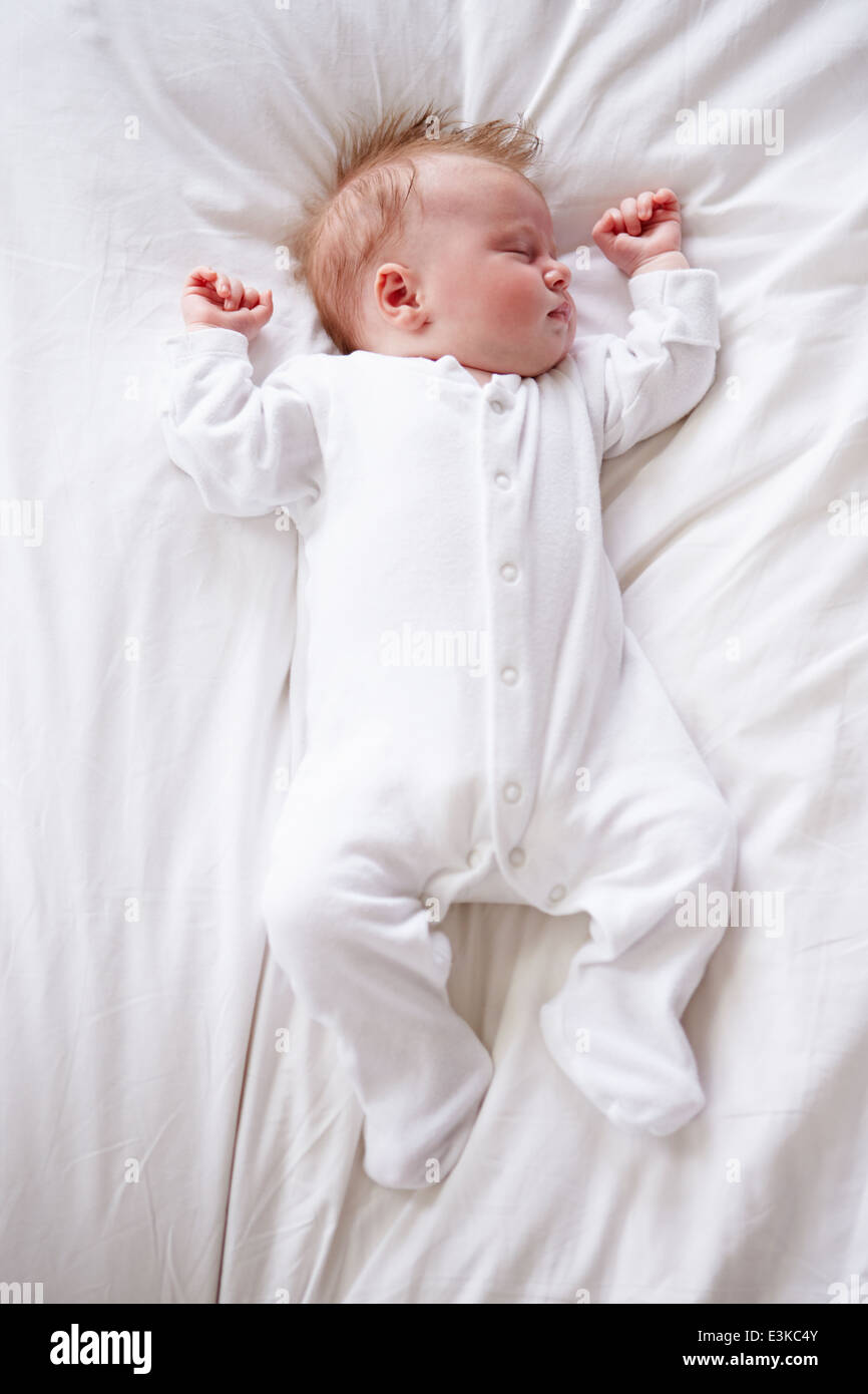 Neugeborenes Babymädchen schlafend im Bett Stockfoto