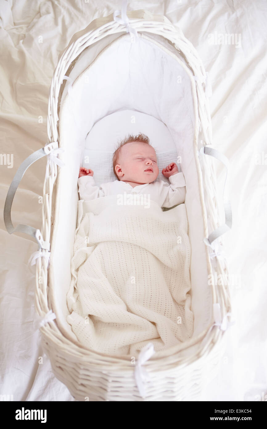 Neugeborenes Babymädchen schlafen im Kinderbett Stockfoto