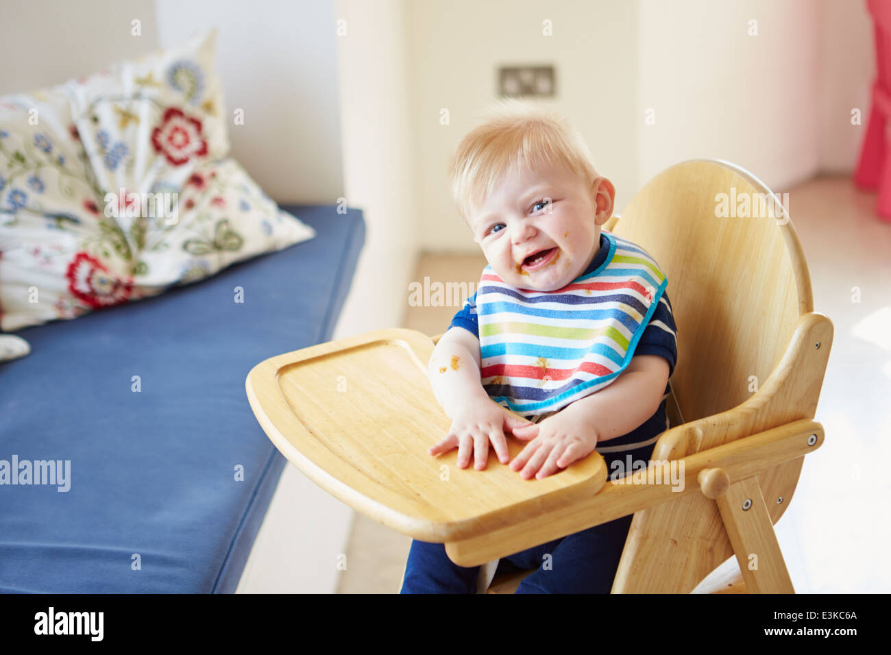 Baby Boy im Hochstuhl sitzen Stockfoto
