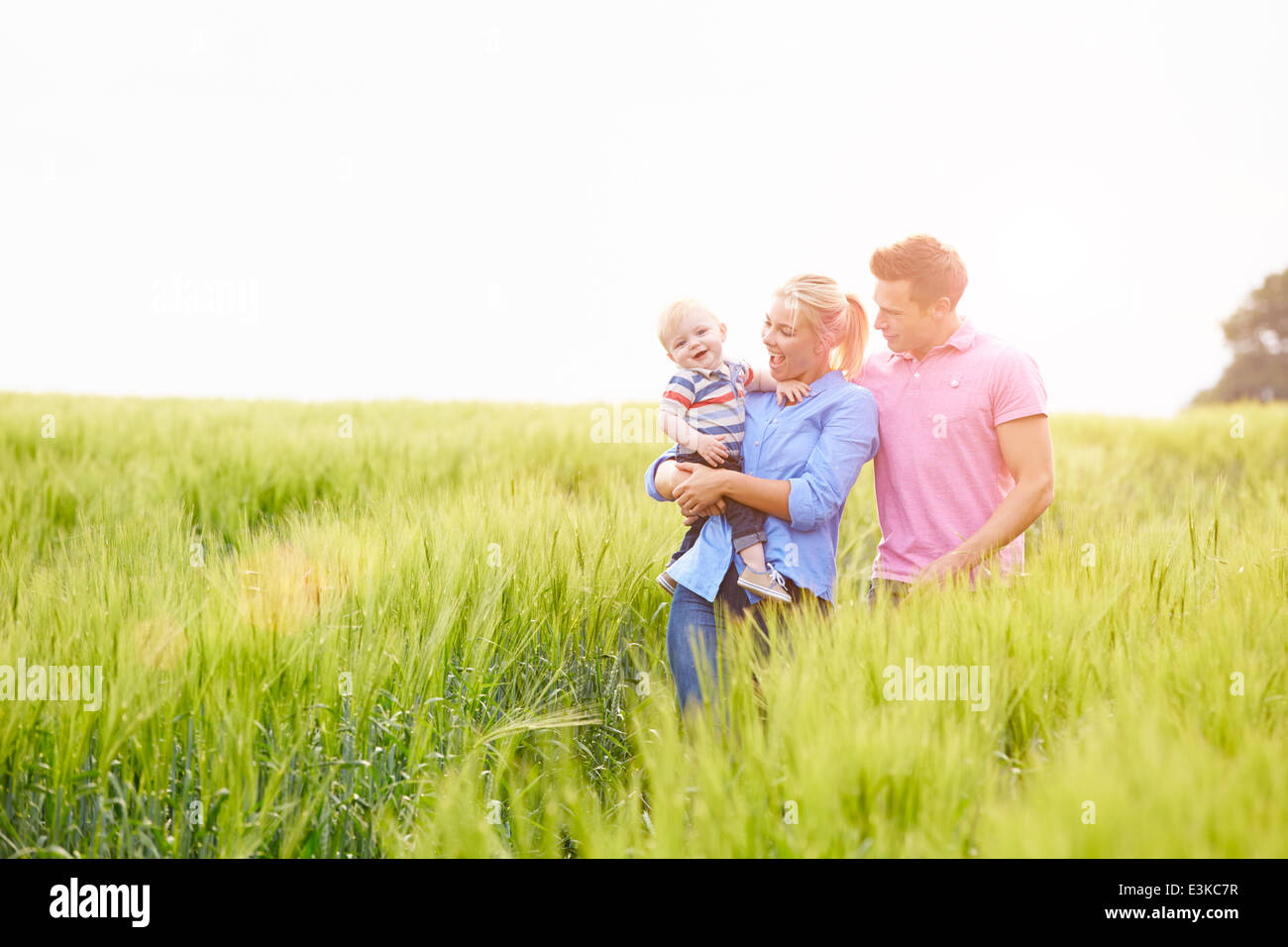 Familie Wandern im Bereich Baby tragen junge Sohn Stockfoto