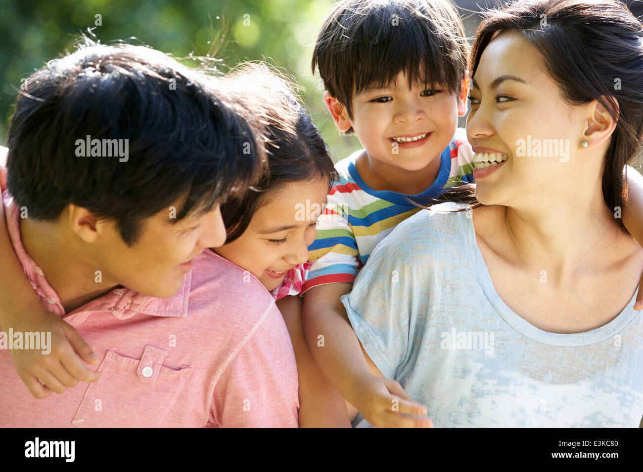 Asiatischen Familie Spaziergang im Sommer Landschaft Stockfoto