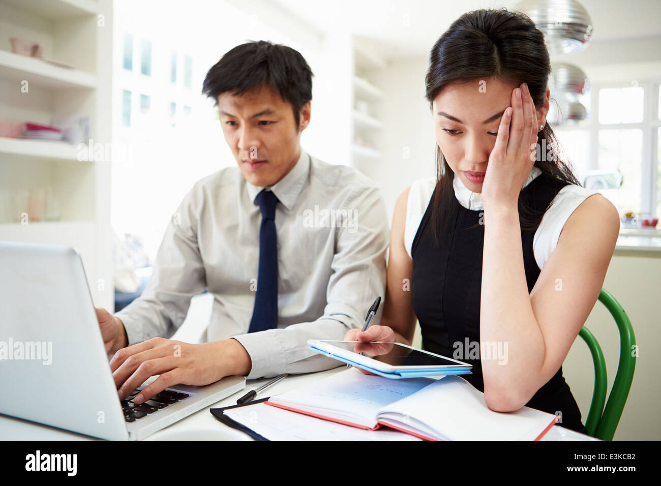 Asian paar Blick auf persönliche Finanzen besorgt Stockfoto