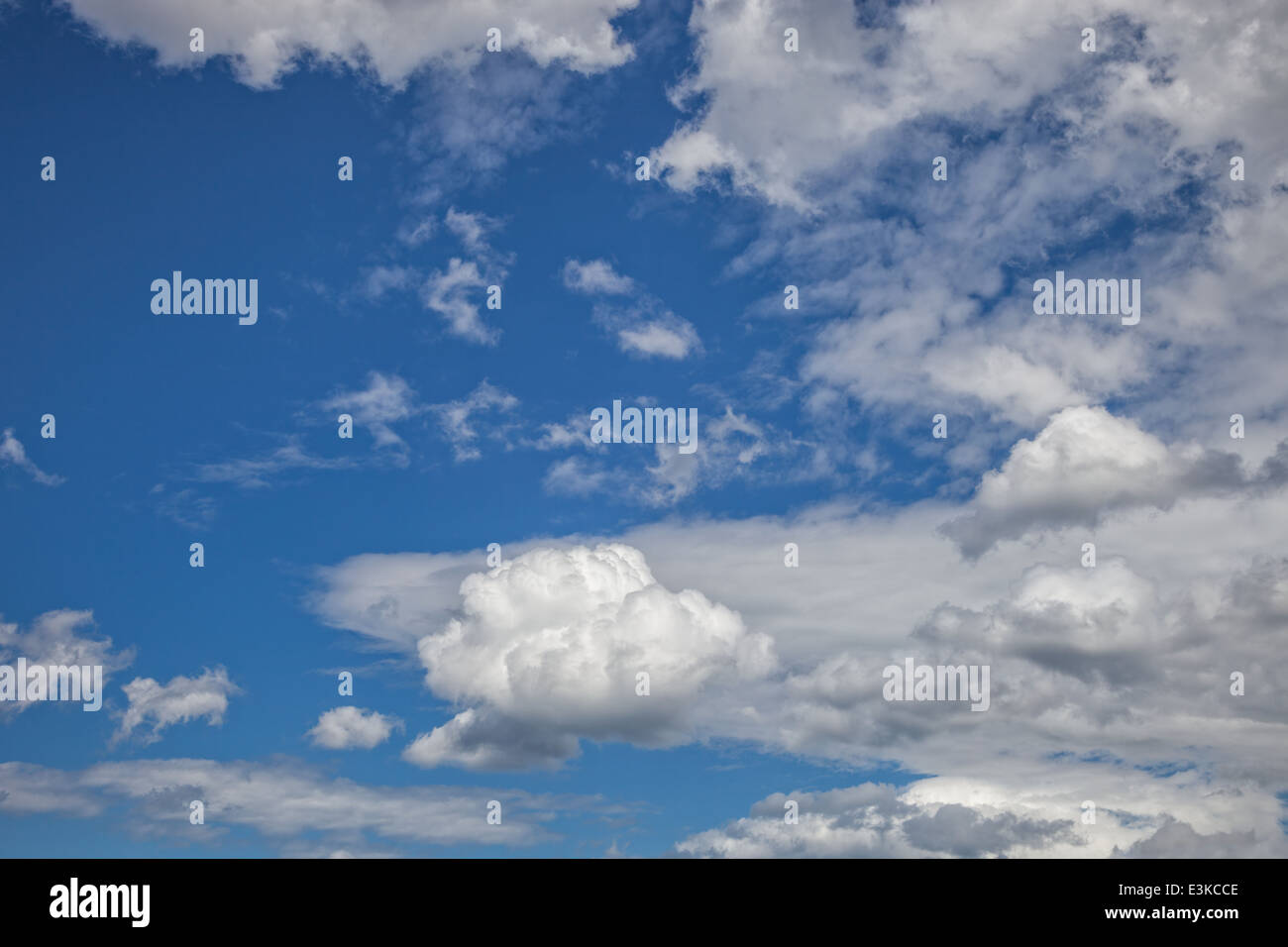 Blauer Himmel mit Wolken-Hintergrund-schönes Wetter-Konzept. Stockfoto