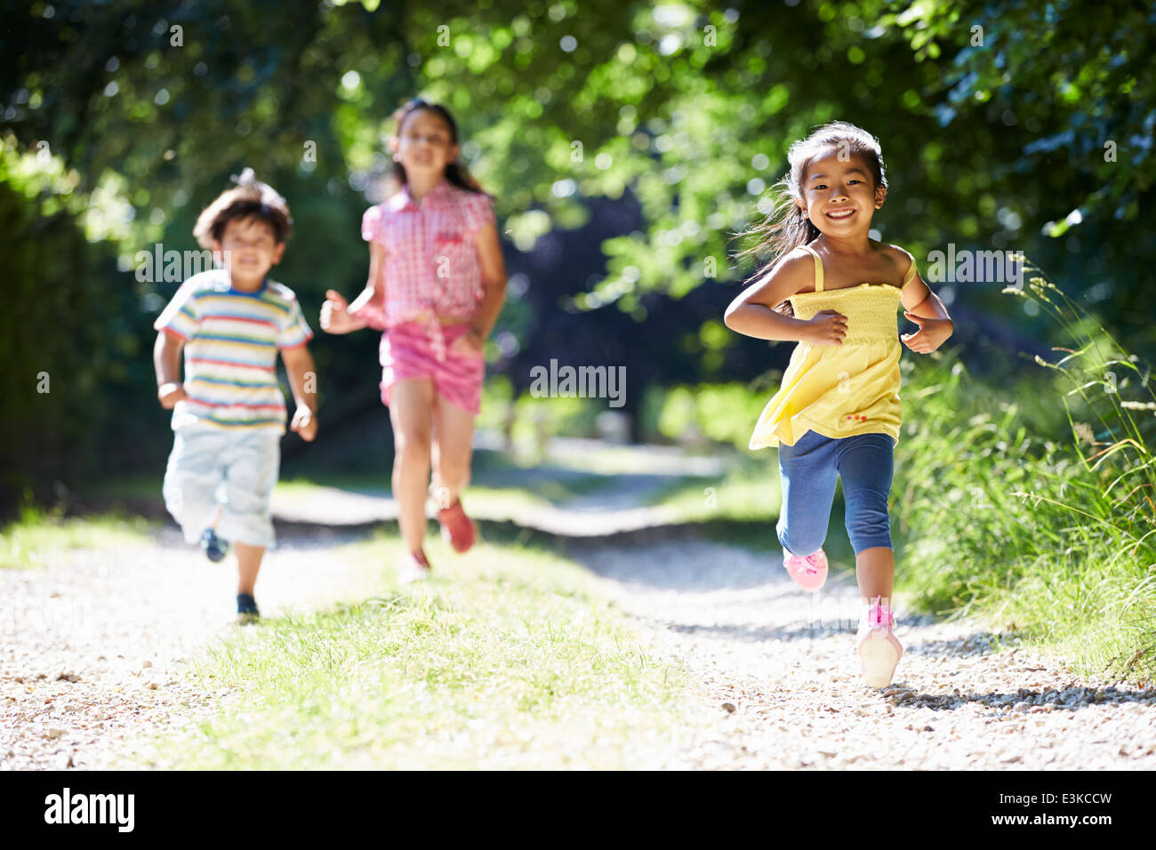 Drei asiatische Kinder freuen sich über Spaziergang In Natur Stockfoto