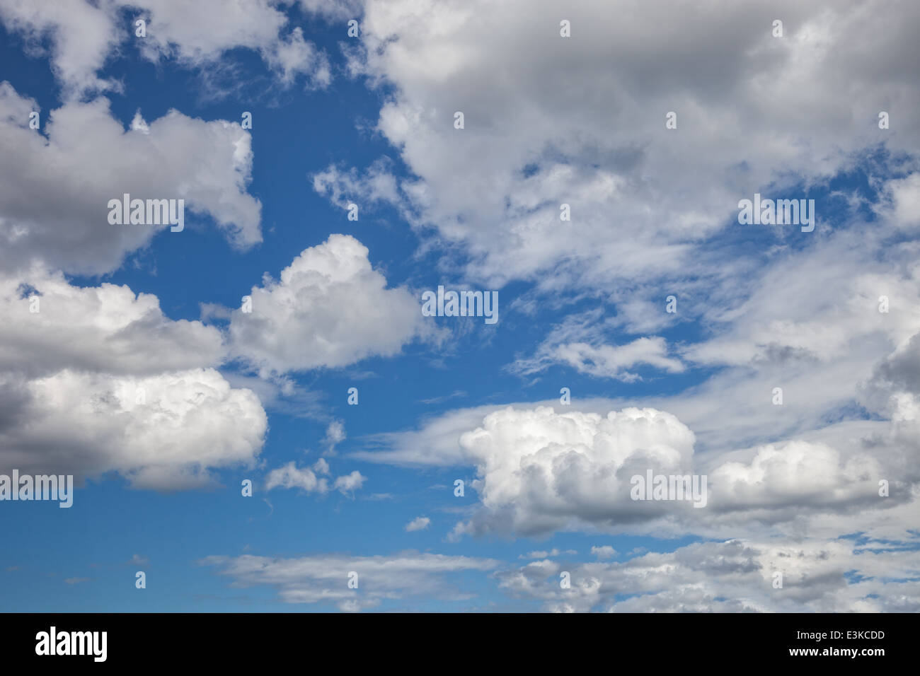 Blauer Himmel mit Wolken-Hintergrund-schönes Wetter-Konzept. Stockfoto