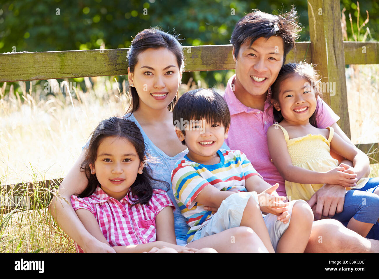 Asiatischen Familie entspannend durch Tor auf Spaziergang In Natur Stockfoto