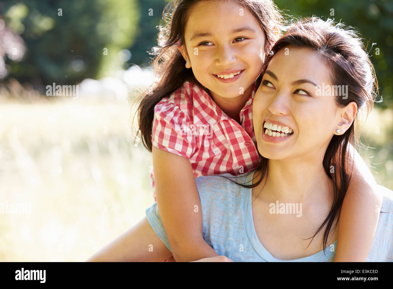 Porträt von asiatischen Mutter und Tochter In Landschaft Stockfoto