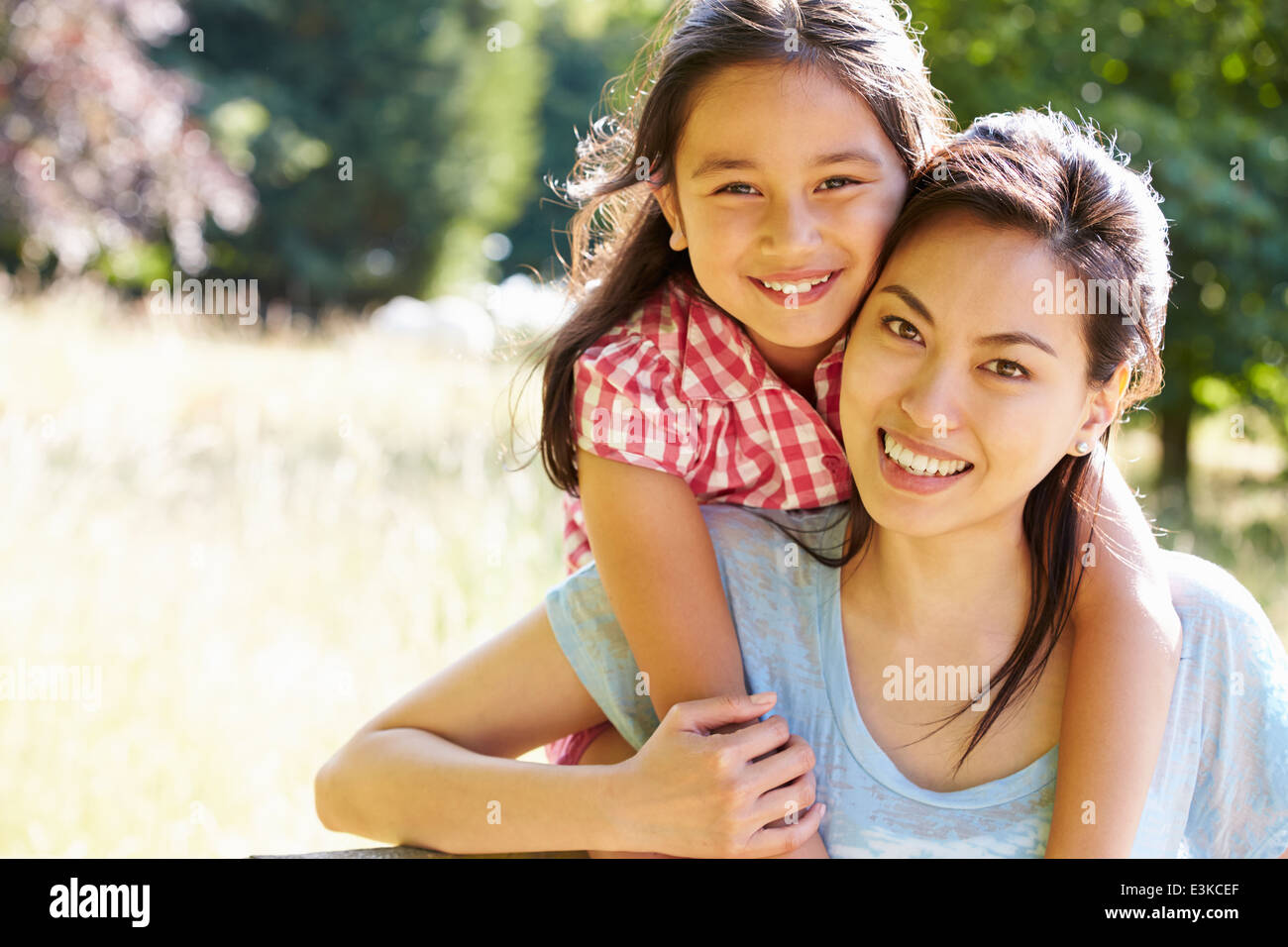 Porträt von asiatischen Mutter und Tochter In Landschaft Stockfoto