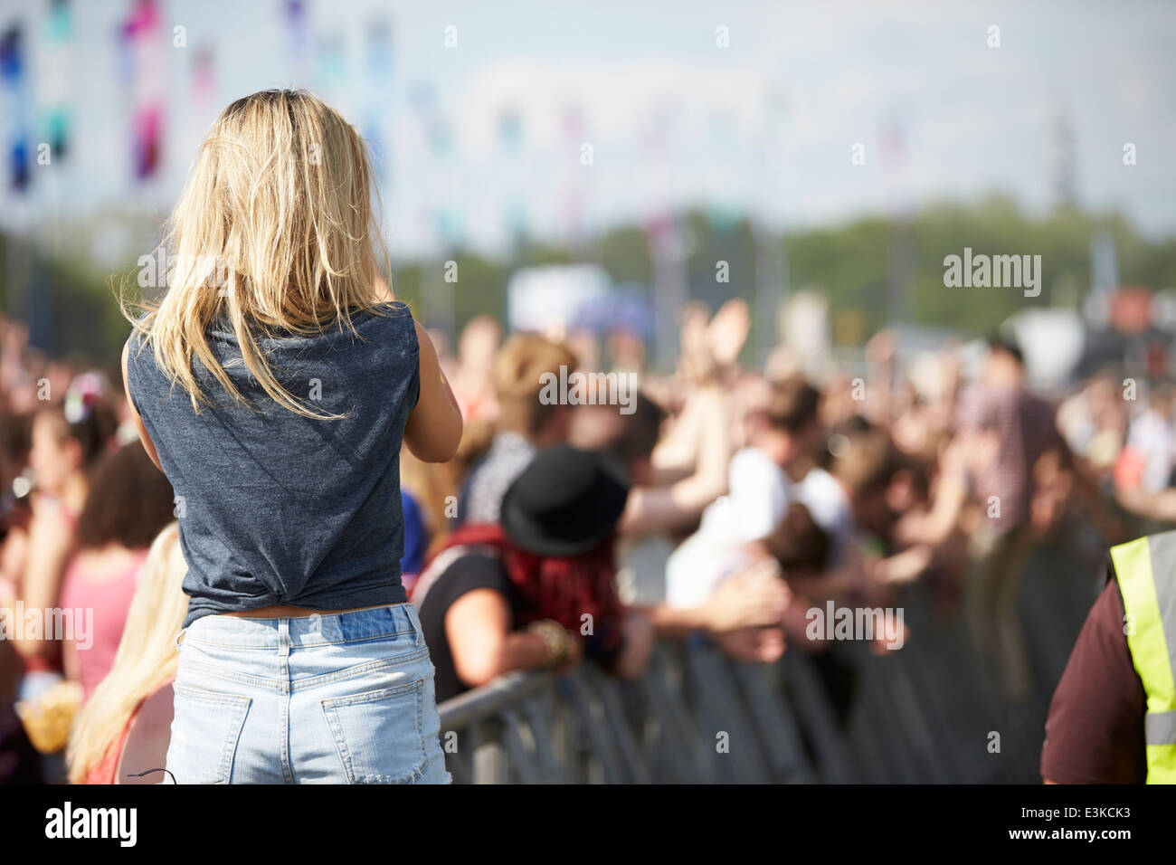 Junge Frau beim Outdoor-Musikfestival Stockfoto