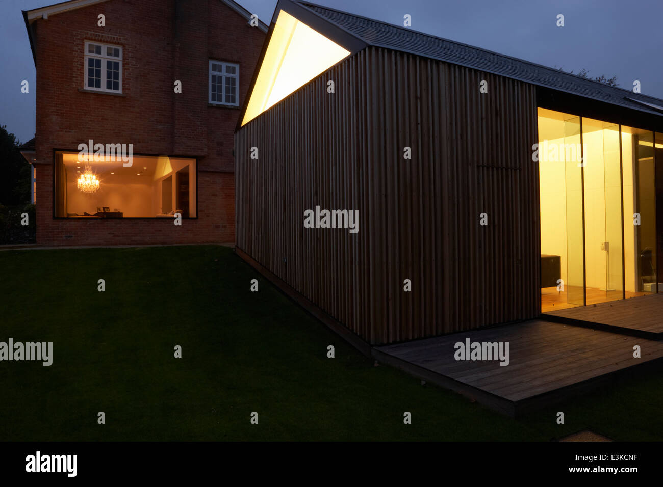 Modernes Haus mit Extension in der Nacht Stockfoto