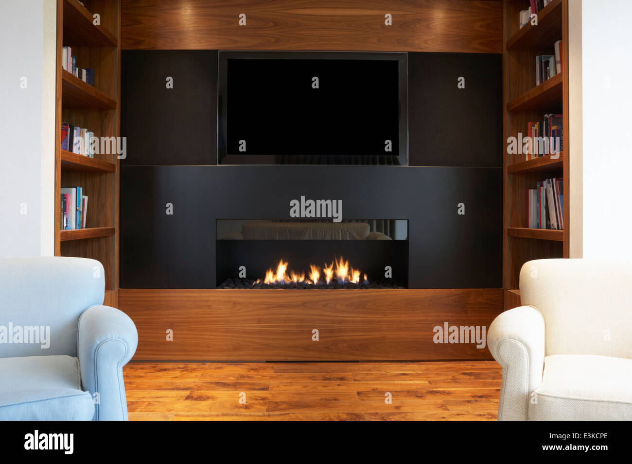 Lounge im modernen Haus mit TV und Kamin Stockfoto