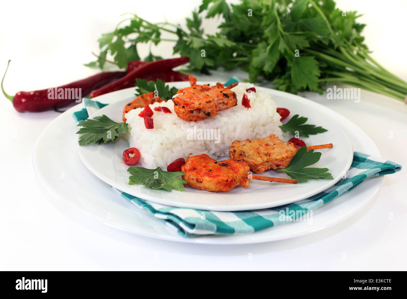 Spieß mit Reis und Paprika auf einem weißen Teller Stockfoto