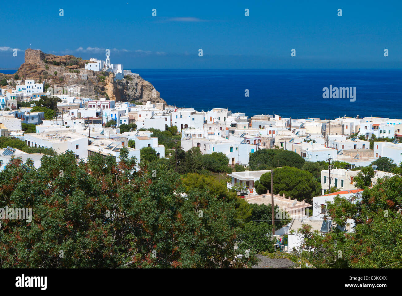 Mandraki Dorf auf Nisyros Insel in Griechenland. Kloster Panagia Spyliani im Hintergrund Stockfoto