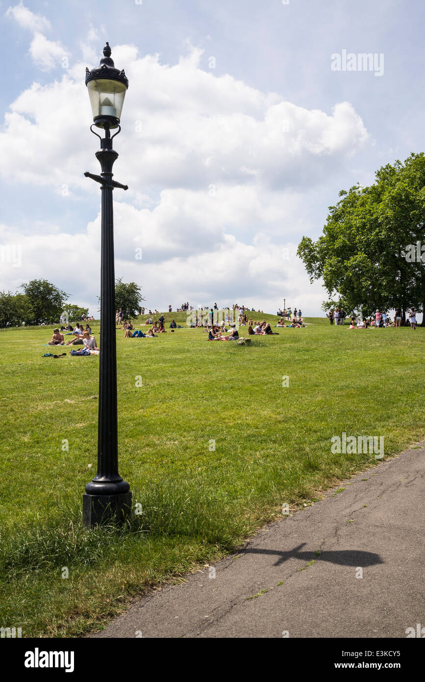 Menschen auf Primrose Hill an einem sonnigen Tag, London, England, UK Stockfoto