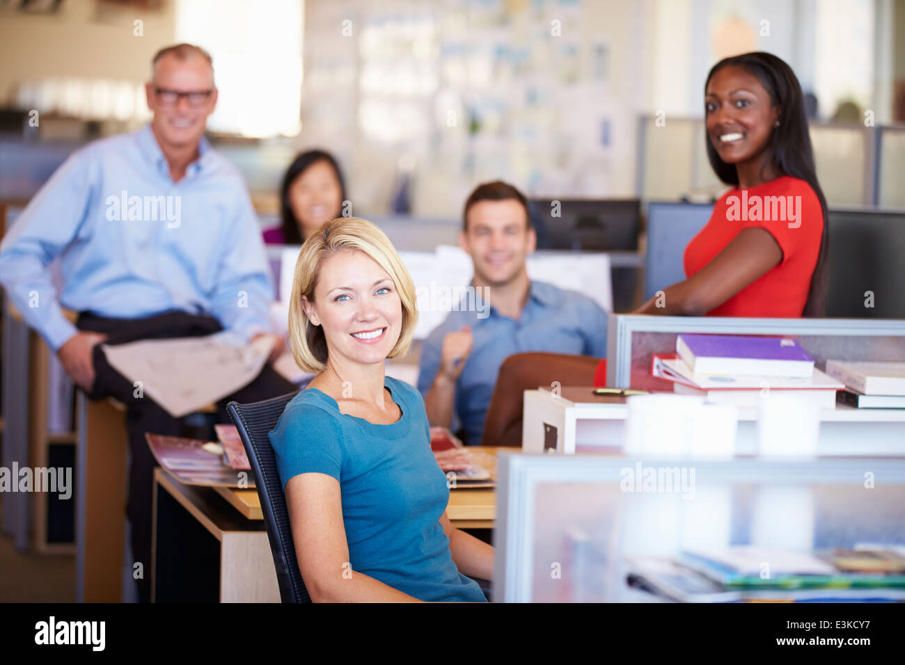 Porträt von Geschäftsleuten In modernen Großraumbüro Stockfoto