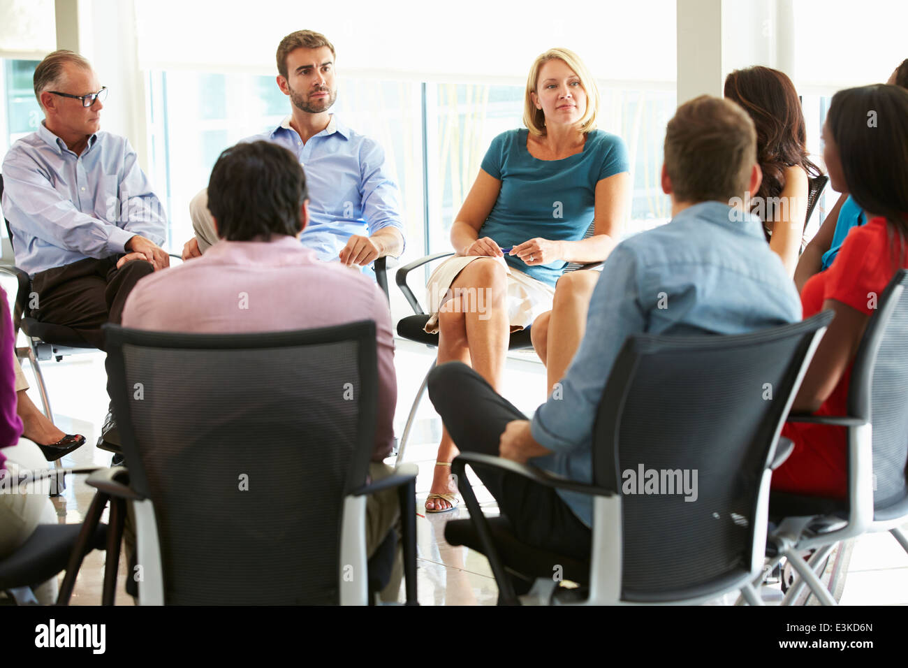 Multi-Kulti-Office Mitarbeiter sitzen mit einander begegnen Stockfoto