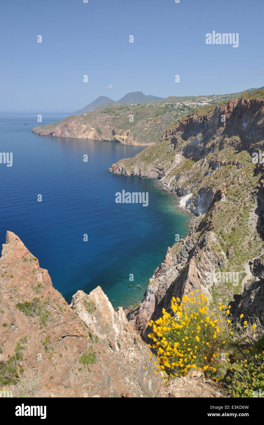 Insel Lipari, Äolischen Inseln, Cliff von Lipari und Salina im Hintergrund, Messina, Sizilien, Italien Stockfoto