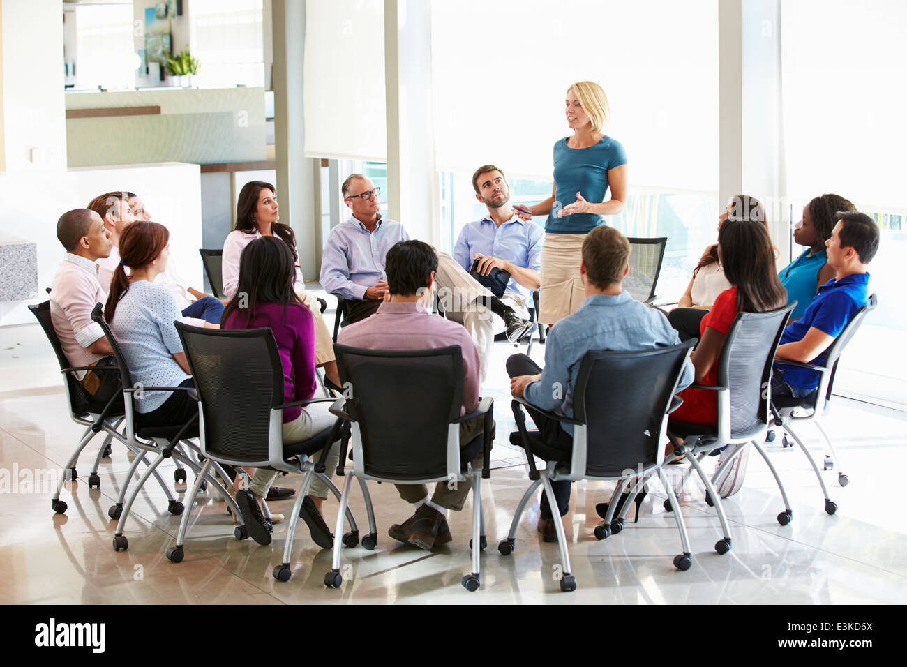 Geschäftsfrau, die Multi-Kulti-Büro Mitarbeiterversammlung Adressierung Stockfoto