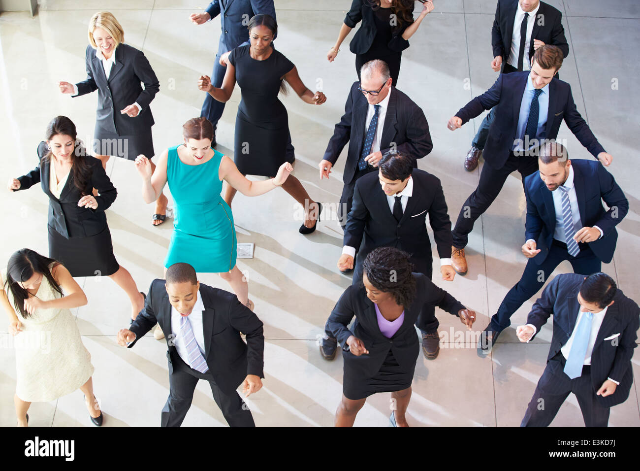 Draufsicht der Geschäftsleute im Büro Lobby tanzen Stockfoto